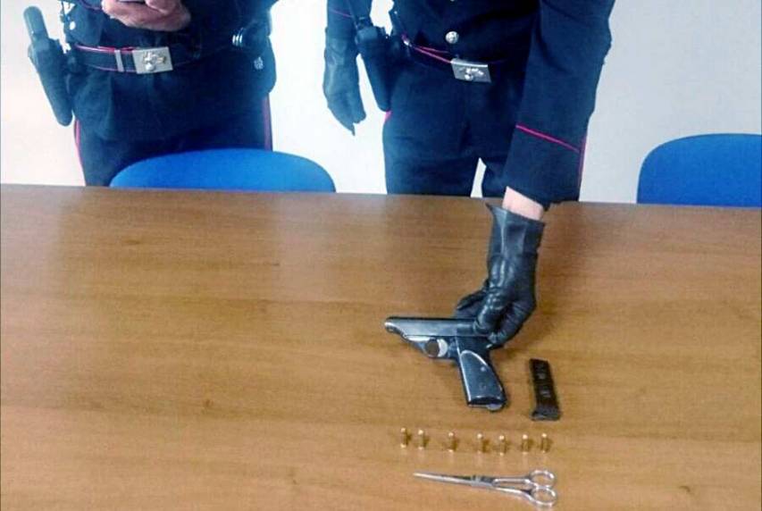 Girava conuna pistola nel marsupio illegalmente, arrestato 58enne a Cassano