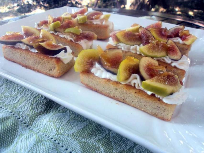 Financier alle nocciole con mascarpone, fichi e zenzero caramellato