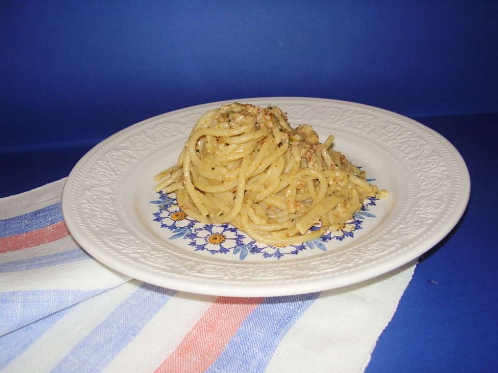 Spaghetti al pesto mediterraneo