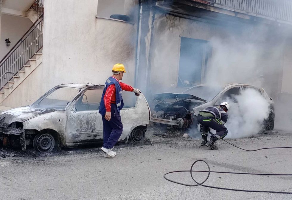 Auto a fuoco a Spezzano, danneggiata anche un'abitazione