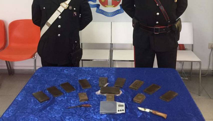 Nel parcheggio del supermercato con oltre un kg di hashish: arrestato dai carabinieri