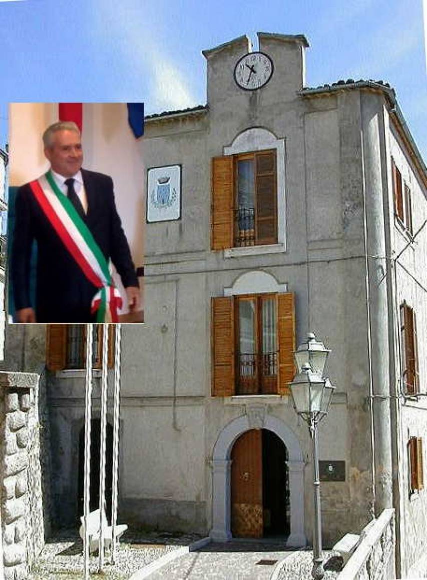 Il Municipio di Malvito e (nel riquadro) il sindaco Amatuzzo