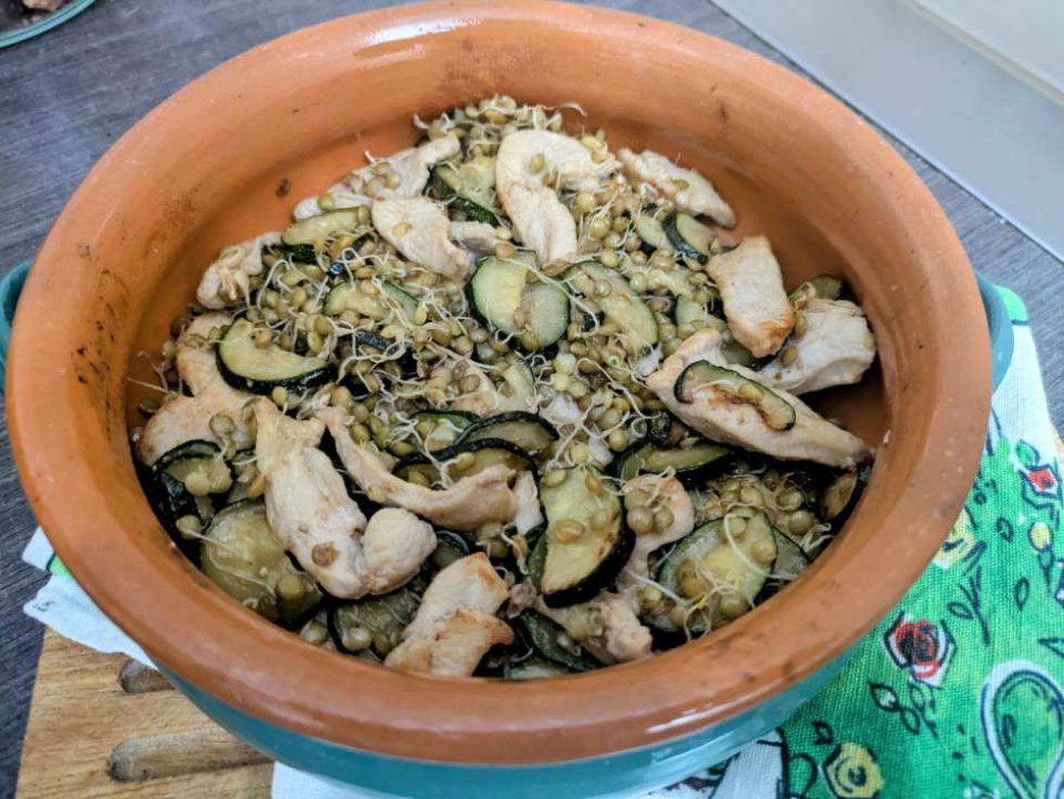 Straccetti di pollo con zucchine e germogli di lenticchie