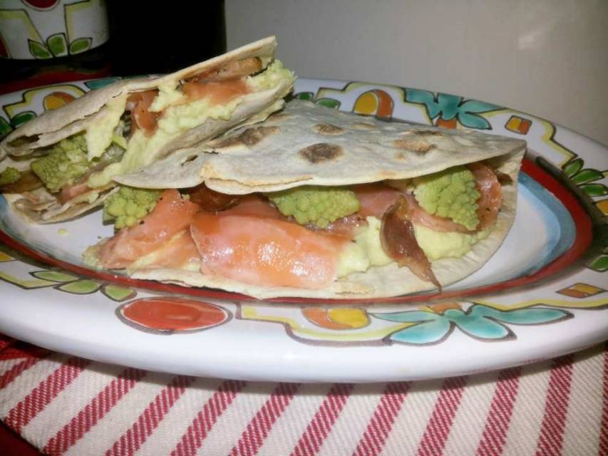 Piadina con salmone prosciutto croccante e crema di broccolo romanesco