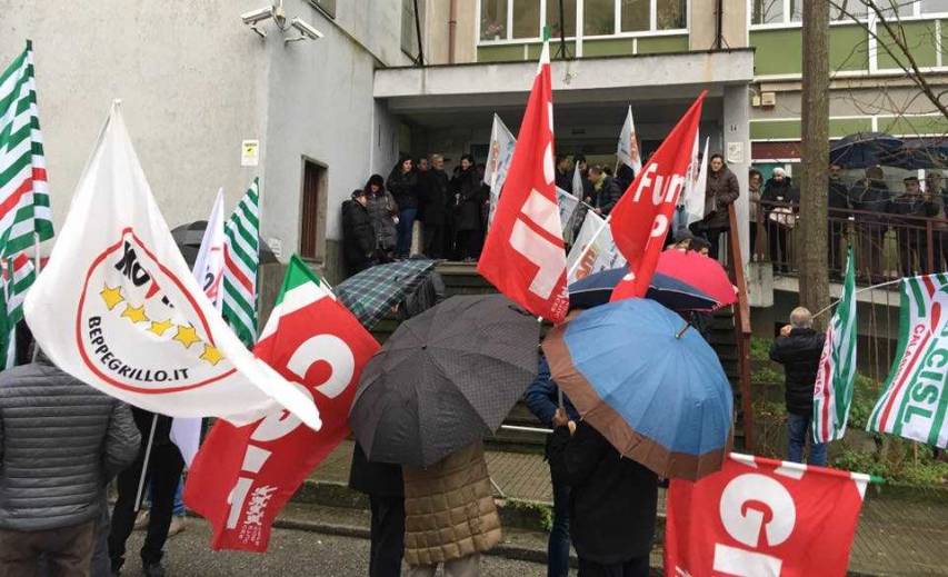 Sit-in alla sede Insp di Rossano per dire no alla chiusura del Cml