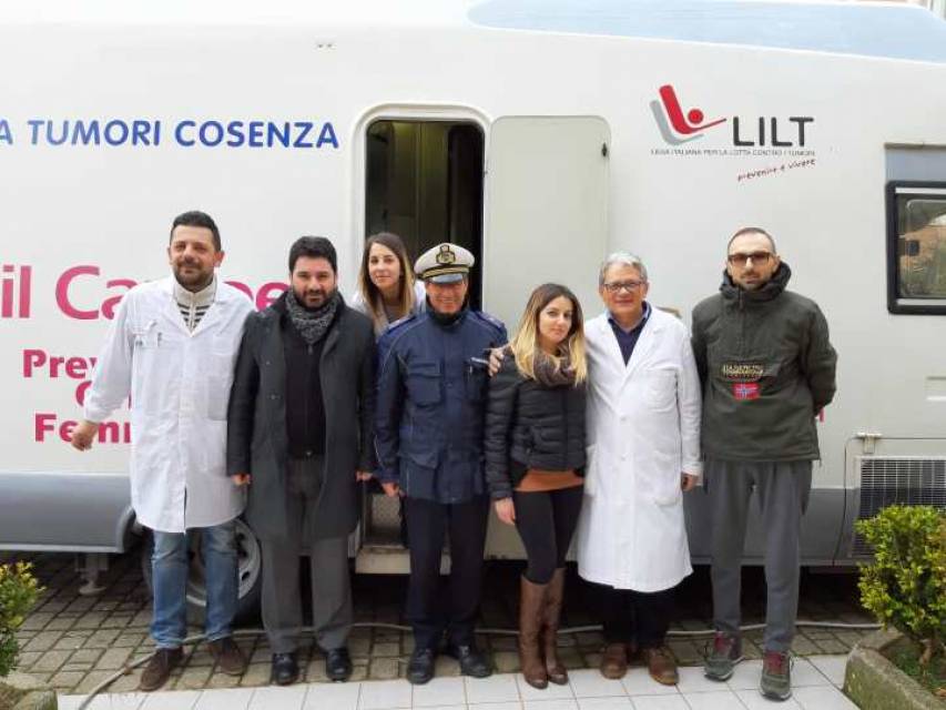 Il camper della Lilt durante lo screening a Sant'Agata di Esaro