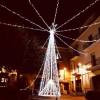Albero illuminato nel centro storico santagatese