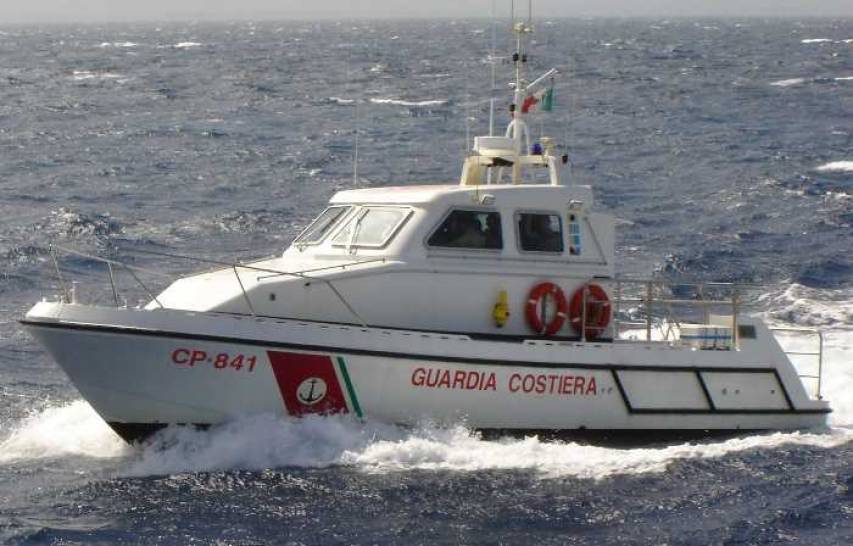 Guardia costiera soccorre due surfisti di Rossano con il mare forza 3