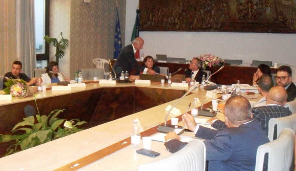 Una seduta consiliare: Serra è in piedi vicino al sindaco Mariotti