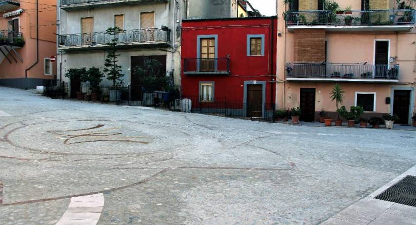 Piazza Annunziata, la lettura del docente di pittura Armentano