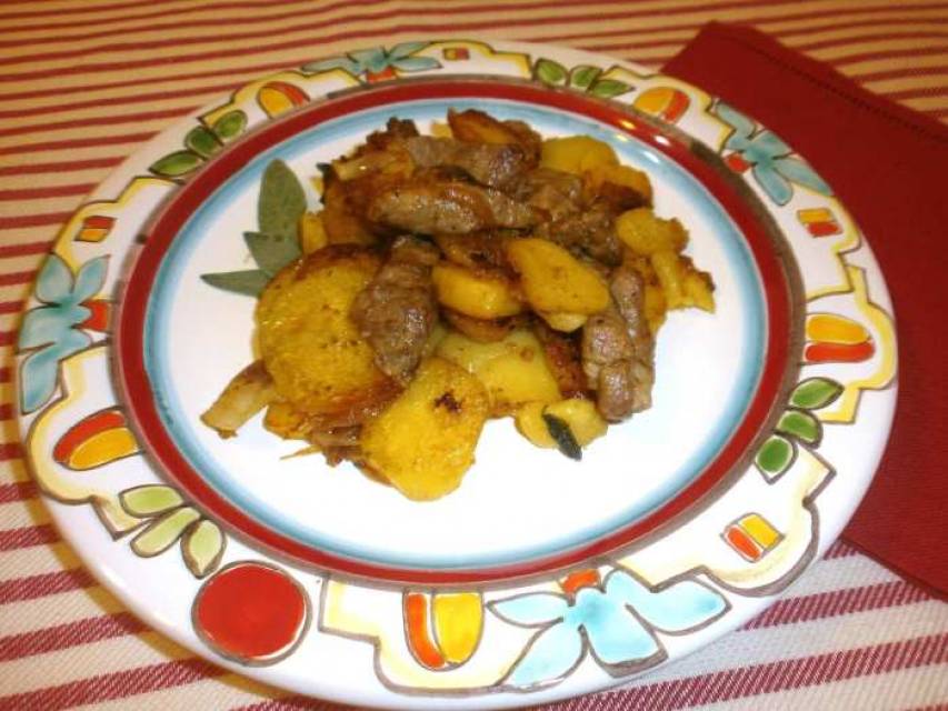 Rosticciata di carne, patate e cipolle