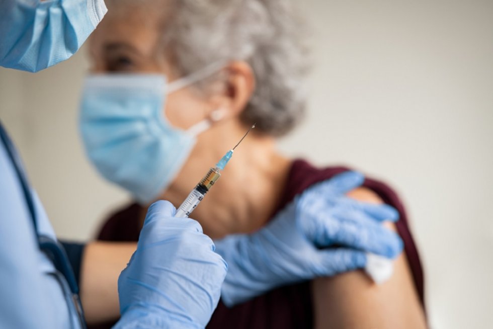 Una vaccinazione agli over 80