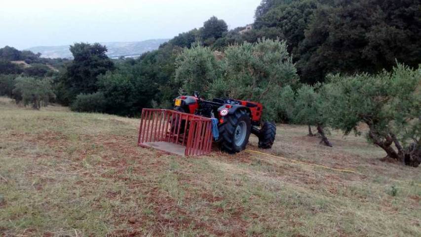 Il trattore finito contro l'albero schiacciando l'uomo 