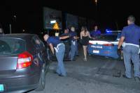 Lotta alla prostituzione. La Polizia multa clienti e meretrici