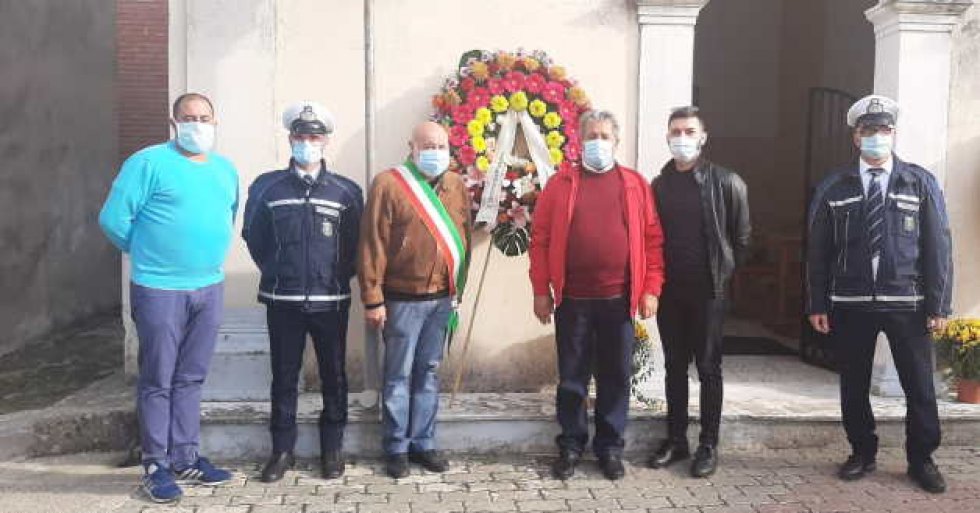 La delegazione roggianese al cimitero