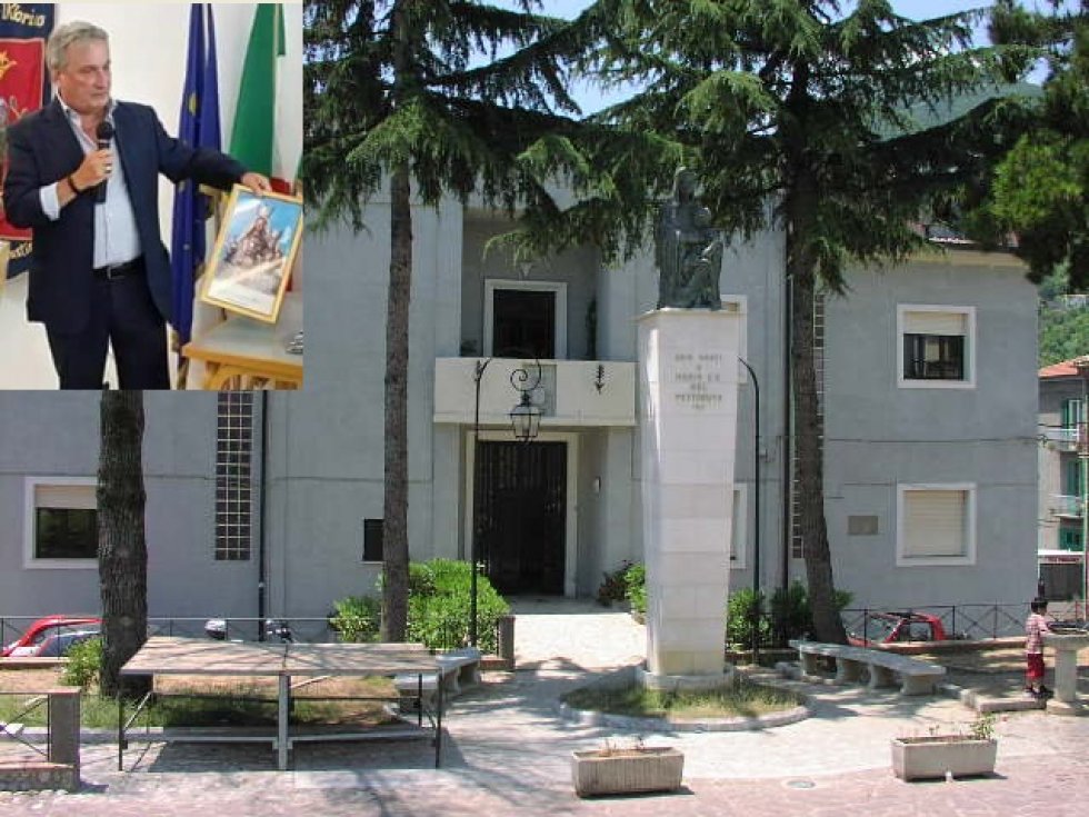 Il Municipio e - nel riquadro - l&#039;assessore Ricca 