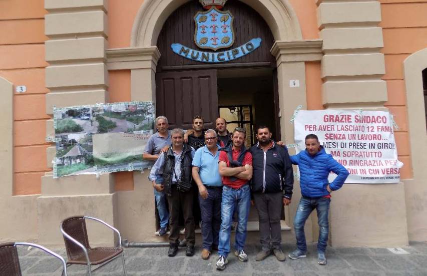 Gli operai addetti al verde pubblico continuano il sit-in di protesta