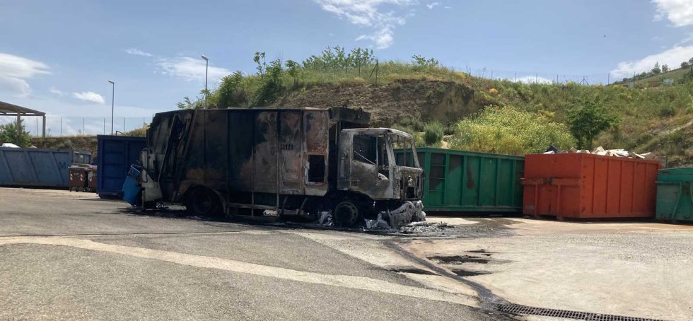 Terranova, autocompattatore dei rifiuti devastato dalle fiamme