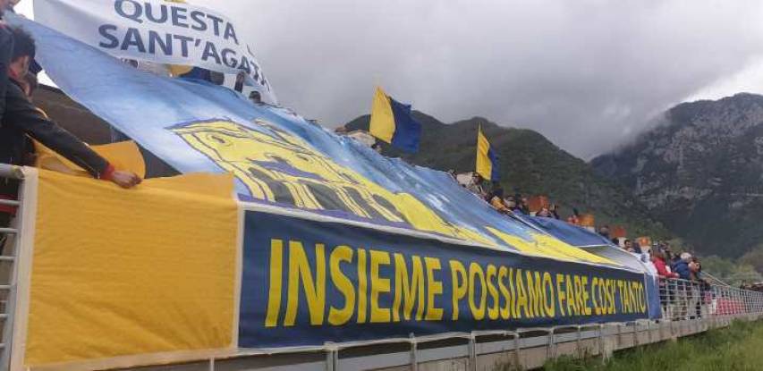 Tifo colorato di gialloblù sulle scalee del Comunale santagatese