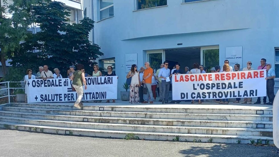 Quarto sit-in al Nosocomio di Castrovillari. Laghi: “Un ospedale che non può operare non è un ospedale”