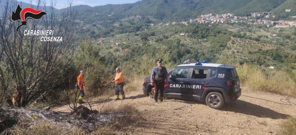 La zona dell'incendio con le Forze dell'Ordine 