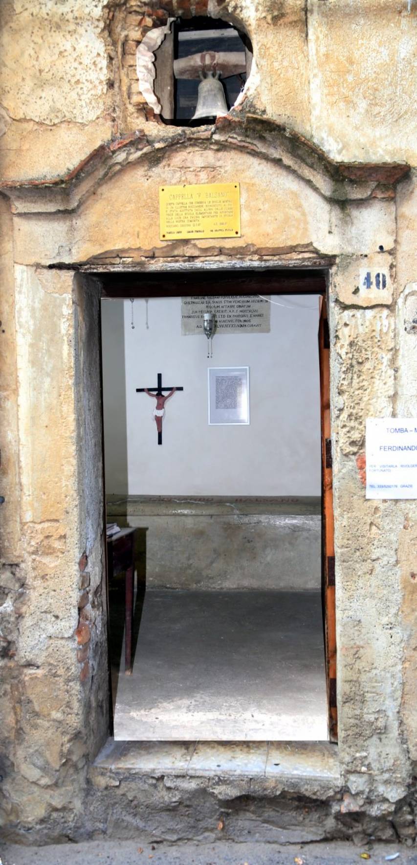 L'ingresso della cappella "tomba" di Balsano 