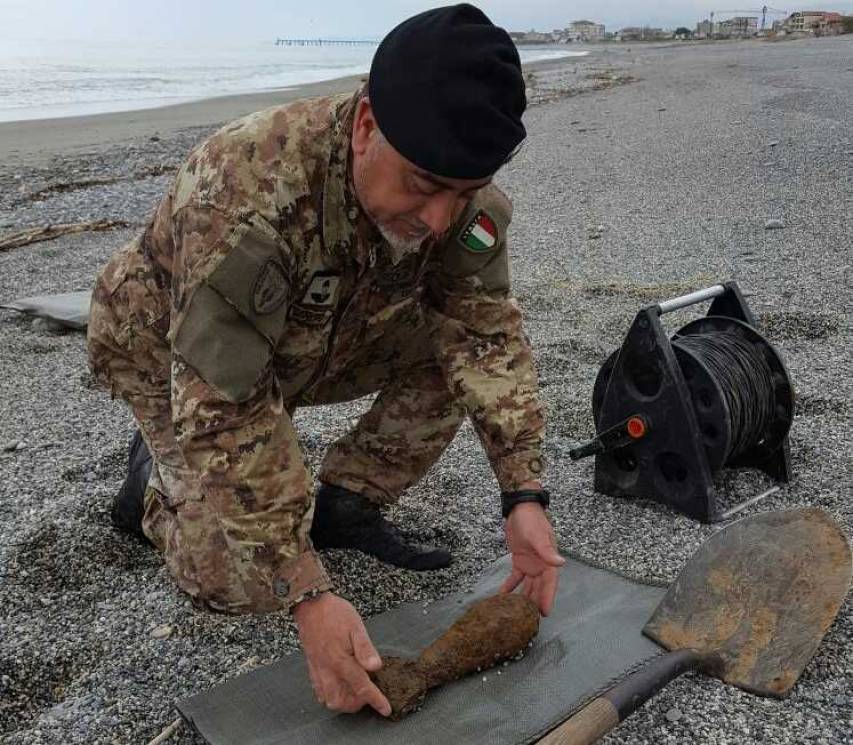 Gli artificieri della Manes a lavoro per una bomba a Goiosa Jonica