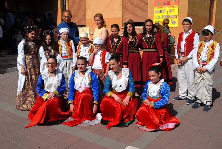 I costumi arbëreshë colorano le strade di Firmo