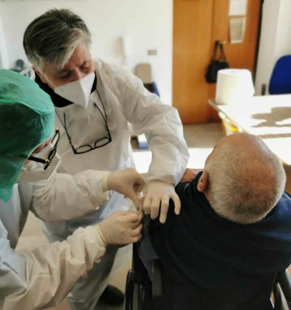 Esaro, anziano sottoposto a vaccinazione nel suo Comune di residenza 