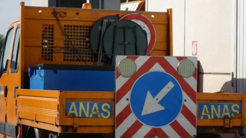 Scontro tra auto sulla SS 106: un ferito, traffico paralizzato
