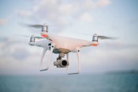 Spiata all&#039;interno della propria villa con un drone