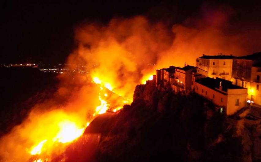 Vasto incendio colpisce il centro storico di Rossano. Tanta paura