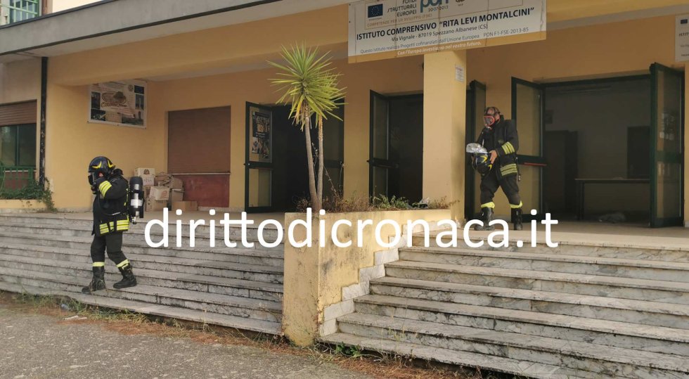 Incendio nella scuola media a Spezzano, intervengono i Vigili del Fuoco
