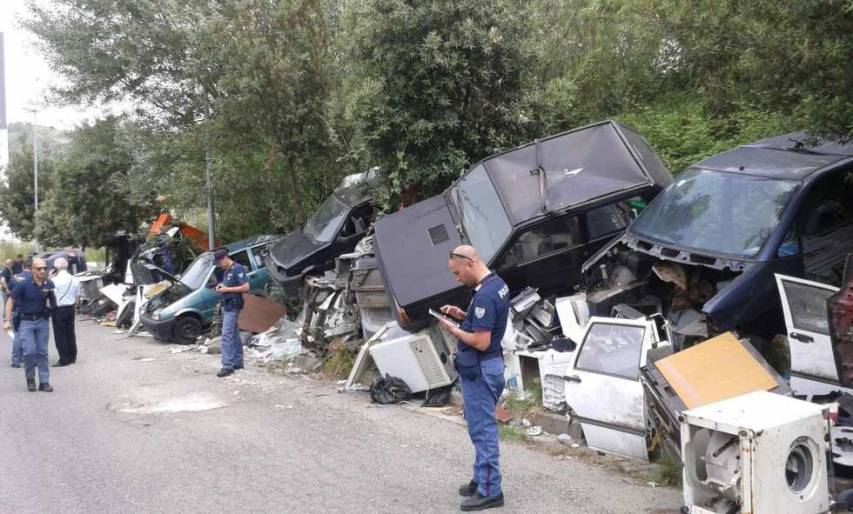 Controlli della Polizia nel campo rom vicino lo stadio a Cosenza