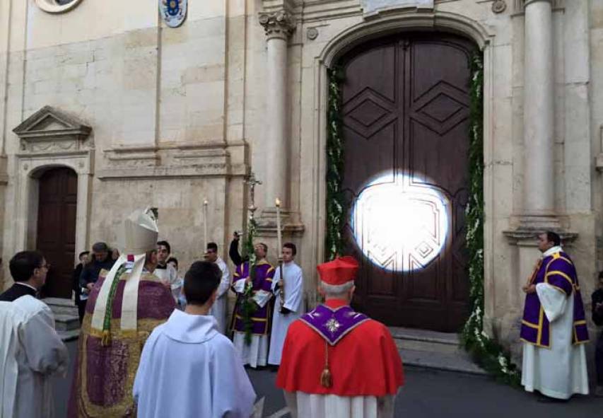 Bagno di fedeli alla cerimonia di apertura della Porta Santa a Rossano