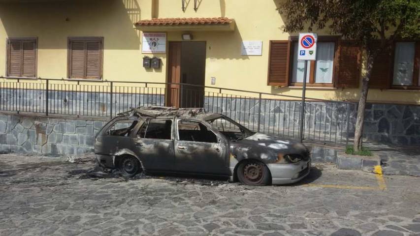 Auto di un marocchino distrutta dalle fiamme a Trebisacce. Sospetta natura dolosa