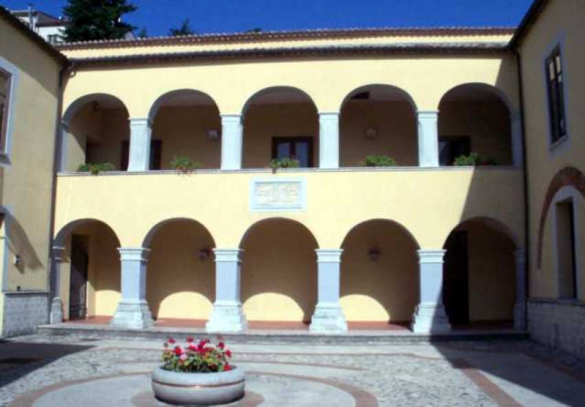 Il Chiostro del Municipio fagnanese
