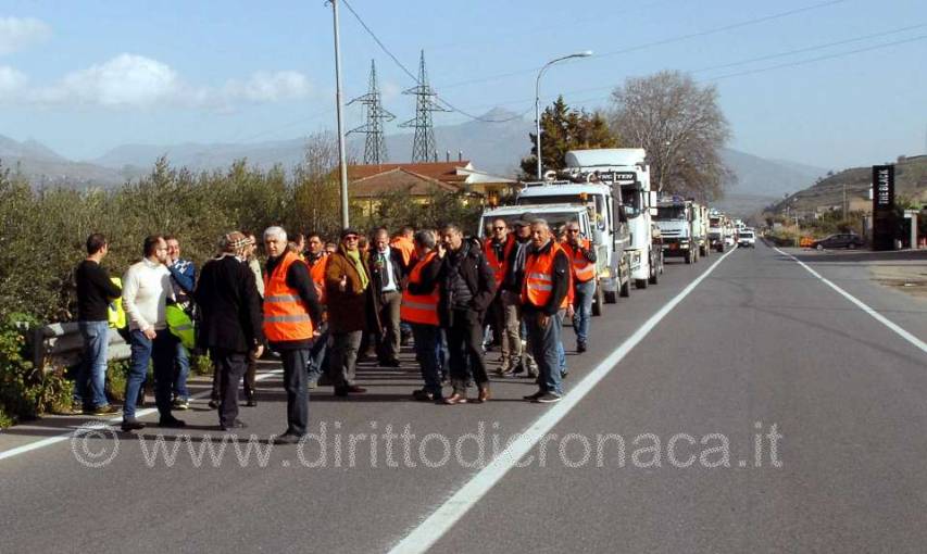 Imprenditori della Ss534 bloccano lo Scalo di Spezzano Albanese