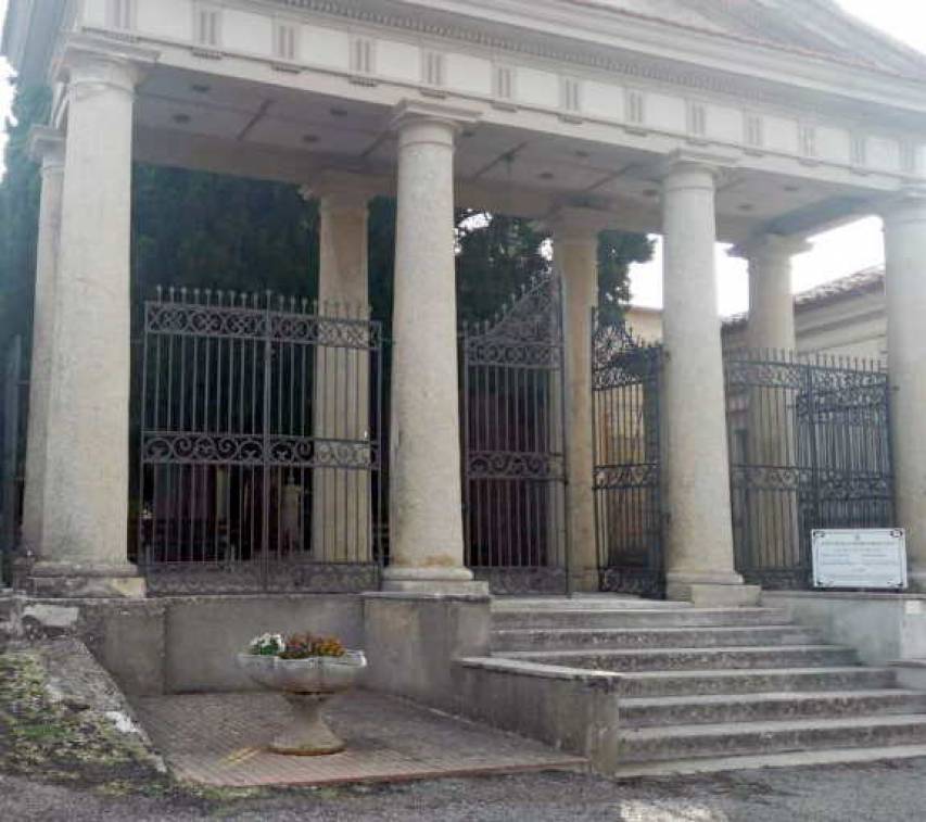 L'ingresso del cimitero cittadino 