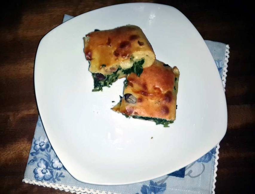 Focaccia veloce con verdure, salame e olive