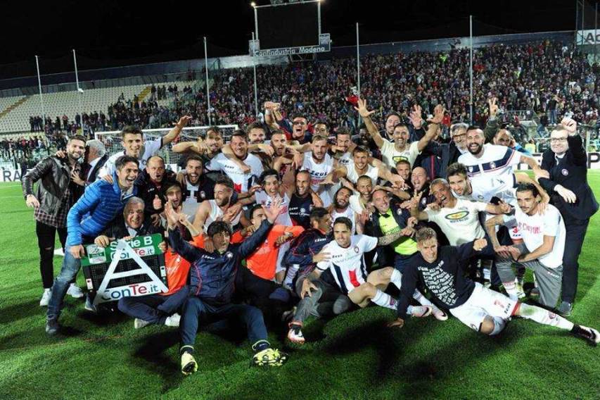 CALCIO SERIE B - Il Crotone pareggia a Modena e vola in Serie A