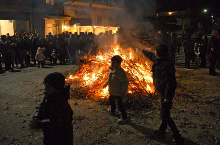 Tornano i falò di San Giuseppe per i rioni di Spezzano Albanese