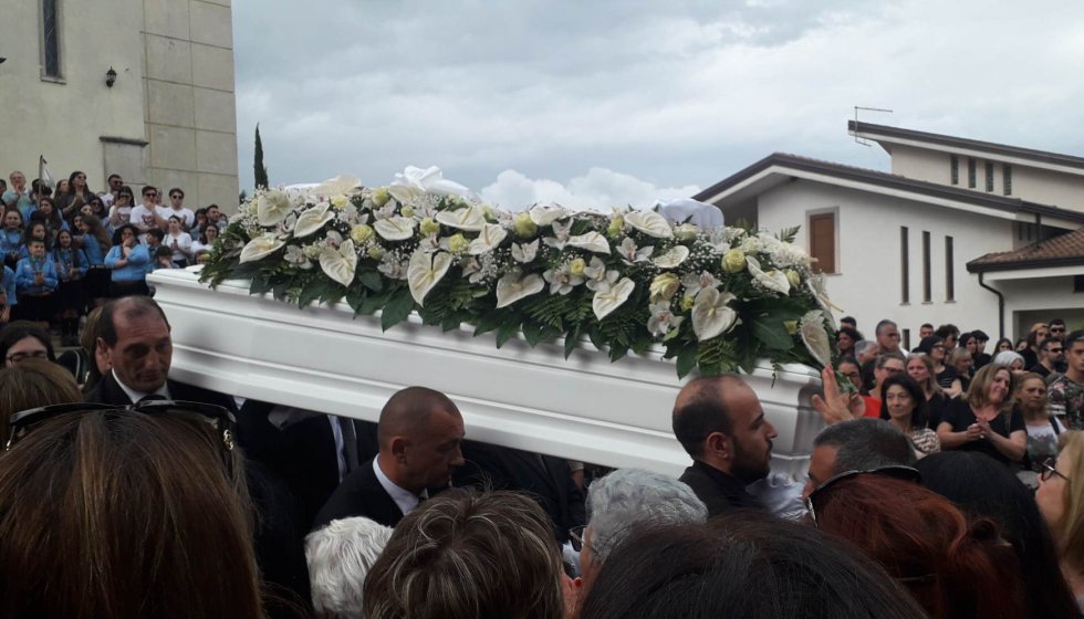 Tra confetti e petali bianchi l&#039;addio al giovane Bryan Le Fosse, promettente chef