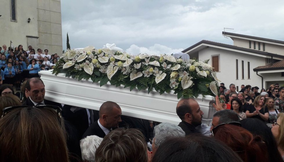 Tra confetti e petali bianchi l&#039;addio al giovane Bryan Le Fosse, promettente chef