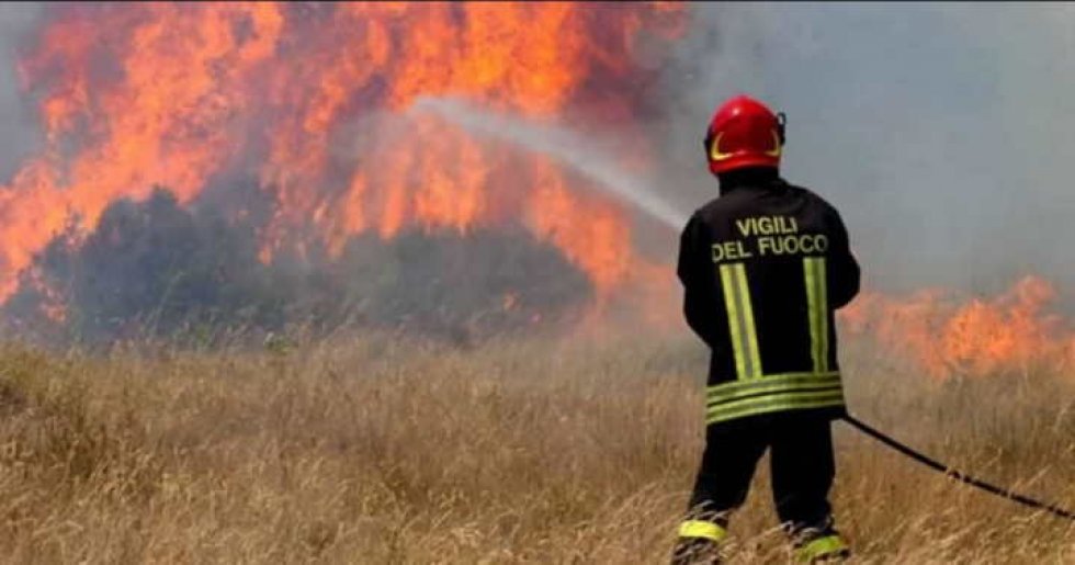 Si cerca di domare un incendio 