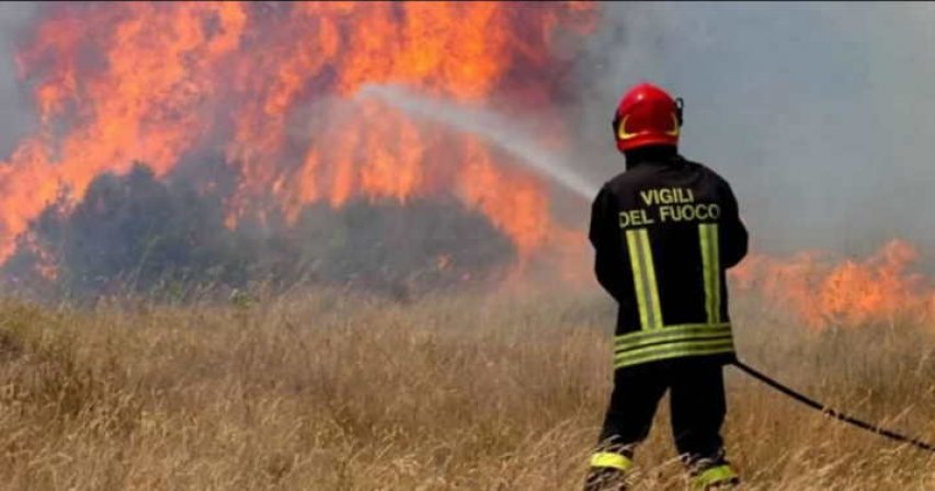 Si cerca di domare un incendio 