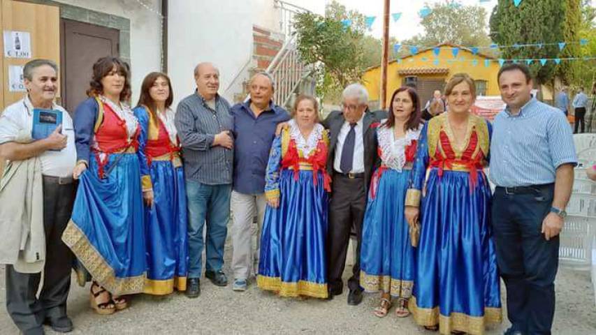 Foto di gruppo fra autori e costumi tipici