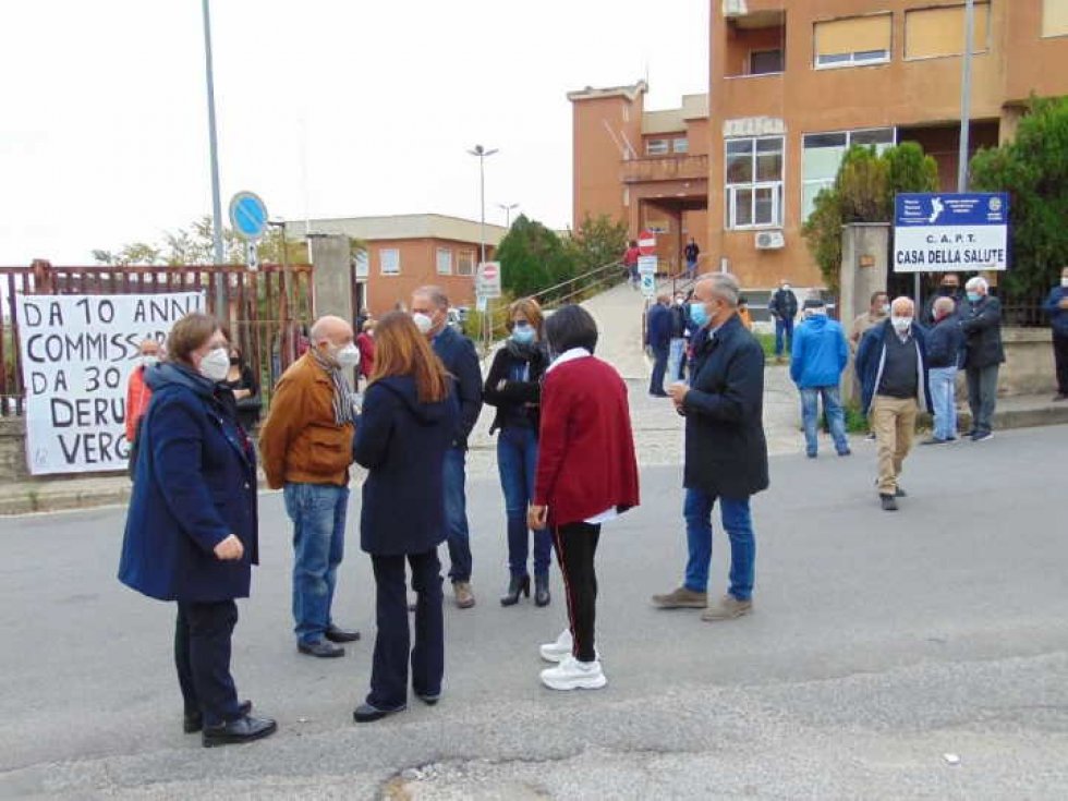 Il sindaco Mariotti e altri amministratori dinanzi all'ex Ospedale