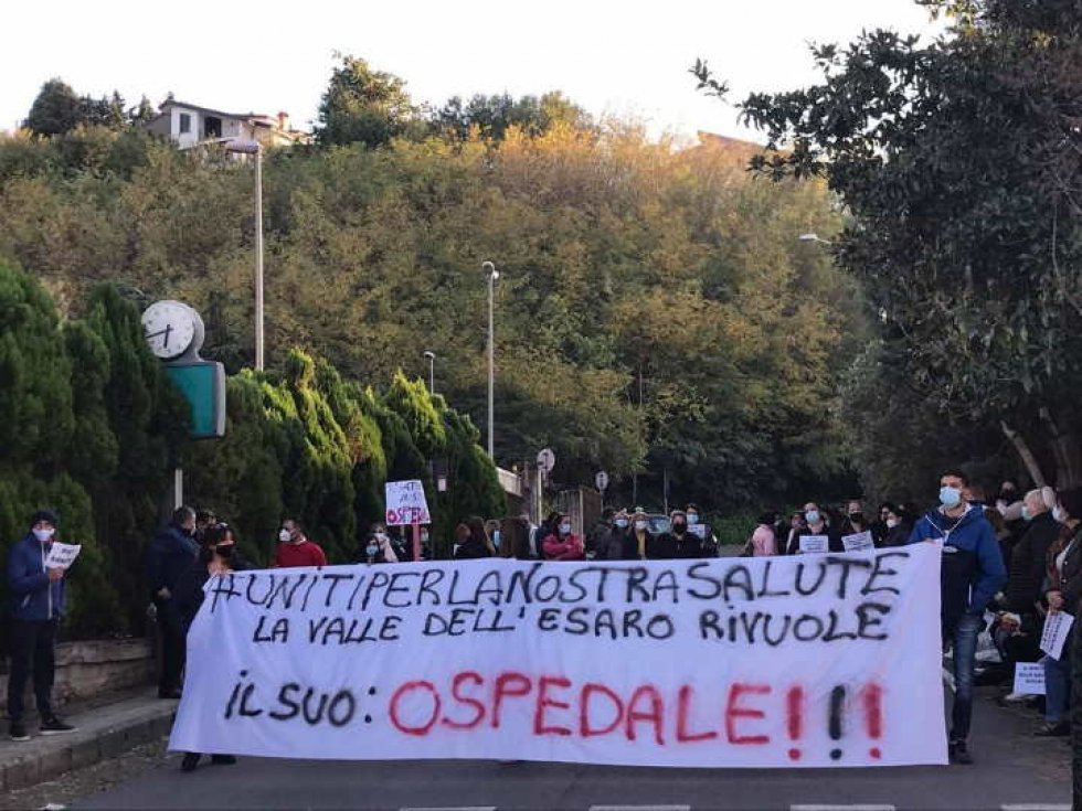 La protesta per la riapertura dell'ospedale 