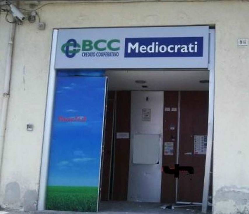 Rubano il bancomat ma lo perdono durante la fuga